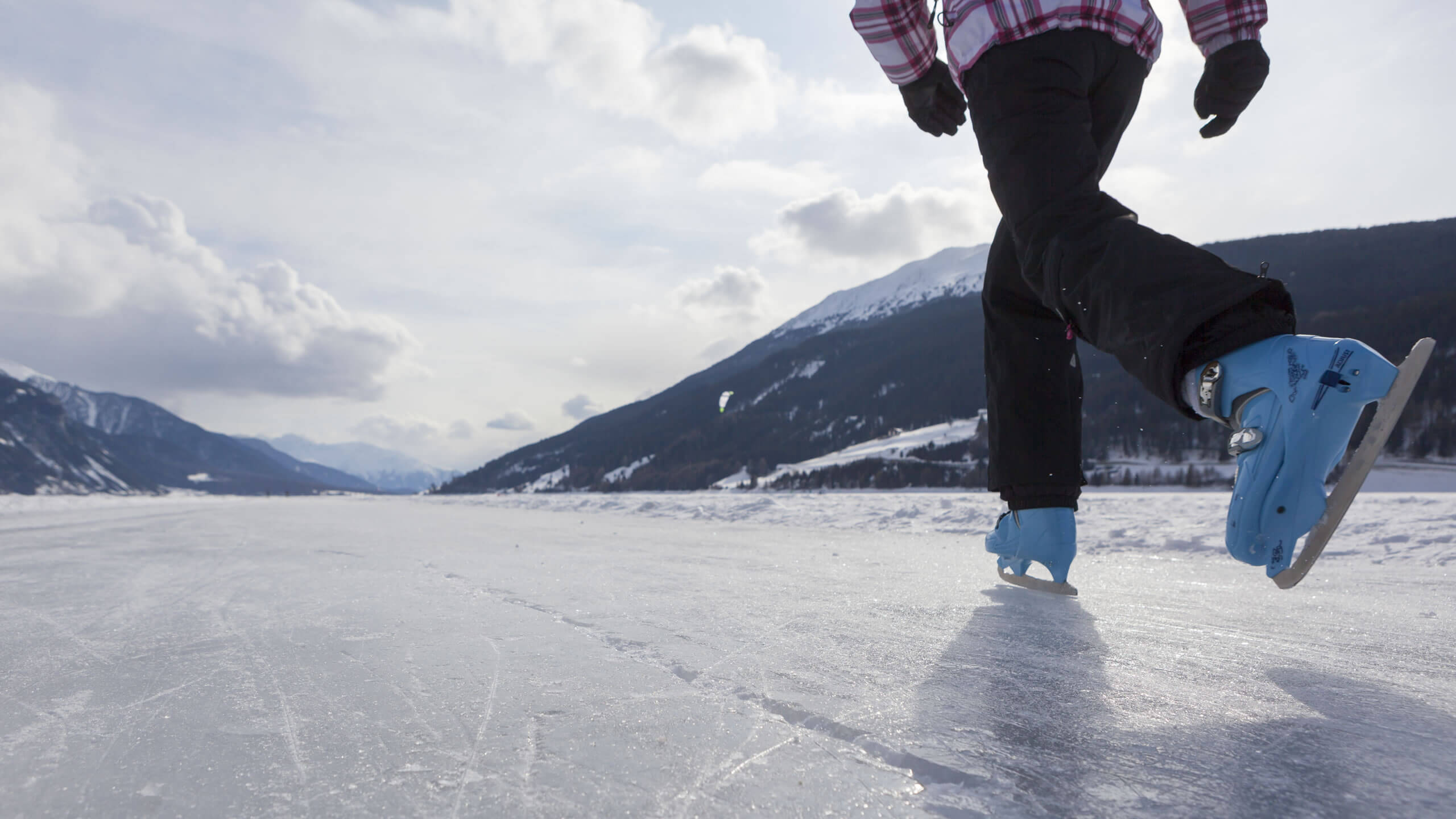 Шагающий лед. Катание на коньках. Кататься на льду. Коньки на льду. Ледяные коньки.